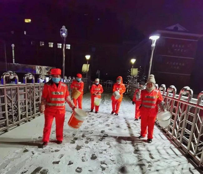 工作动态 | 环卫工人撒盐融雪保畅通——91免费下载安装遵义分公司